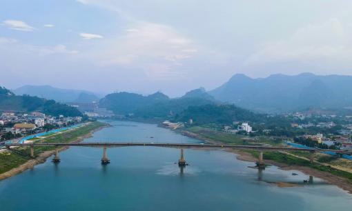 Ba nhà máy thủy điện lớn nhất Việt Nam cùng được xây dựng trên dòng sông nào?