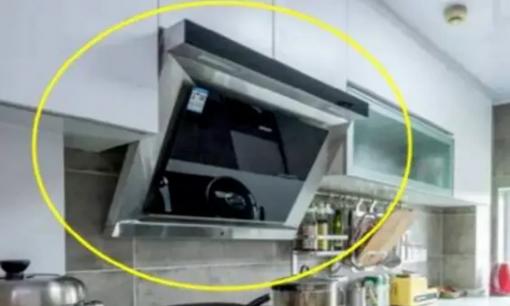 'Làm sạch máy hút mùi' rất đơn giản, chỉ cần xịt 'bia cộng với thứ đó' và lau sạch bằng giẻ