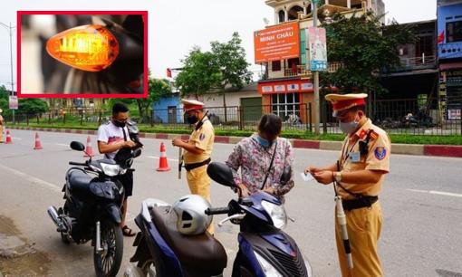 Xe máy, ô tô phải bật xi nhan trước khi rẽ bao nhiêu mét? Có bắt buộc bật xi nhan khi dừng xe không? 