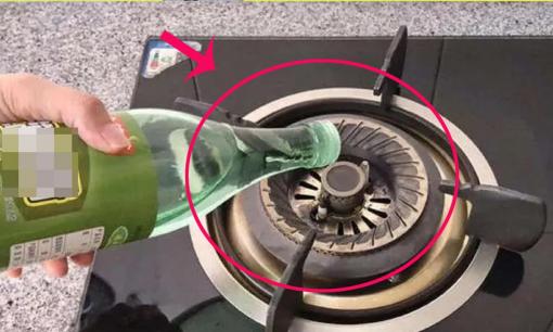 Tôi mới phát hiện ra rằng nhỏ giấm trắng lên bếp ga, không ngờ có tác dụng thực sự mạnh mẽ như vậy