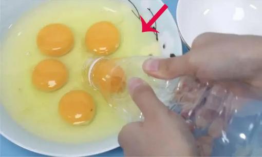 Thật tuyệt vời! Chỉ cần dùng chai nước khoáng là có thể tách nhanh lòng trắng trứng và lòng đỏ trứng! 