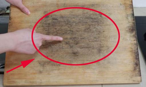 Thớt mốc khử trùng bằng cách nào tốt nhất, nên chần qua hay đem phơi nắng?