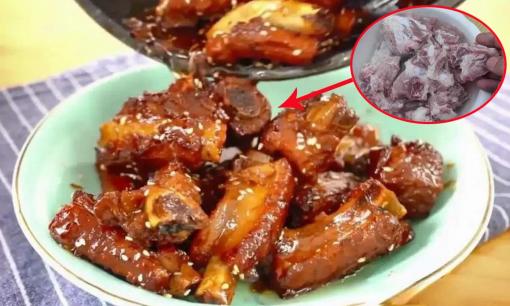 Sườn heo có mùi tanh và cứng như gỗ sau khi chần, tại sao? Xem cách chế biến của 1 đầu bếp lâu năm mới thấy mình làm sai ở đâu