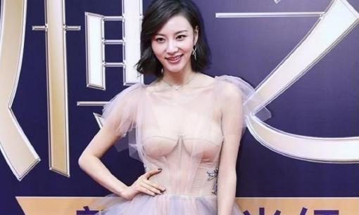 Cô từng là sao nữ thuần khiết và xinh đẹp, nhưng vì không nổi tiếng nên chọn mặc hở hang để gây chú ý, ngay cả Cung Nguyệt Phi và Liễu Nham cũng không dám mặc theo