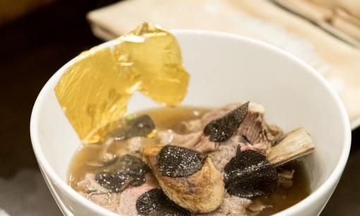 Bên trong bát phở dát vàng, giá gần 4 triệu đồng đắt nhất Việt Nam có gì đặc biệt?