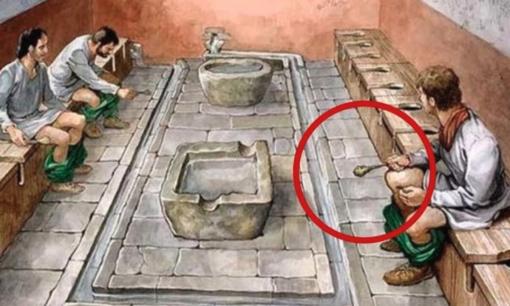 Người xưa dùng gì để lau sau khi đi vệ sinh! Hoàng gia Anh dùng cá hồi, 'công cụ lau mông' của quý tộc Nga còn tàn nhẫn hơn!