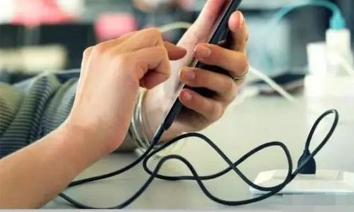 Một người thợ sửa máy cũ nói với tôi: Phải tránh 'tứ loại sạc' cho điện thoại di động! Càng sạc nhiều thì pin càng kém bền