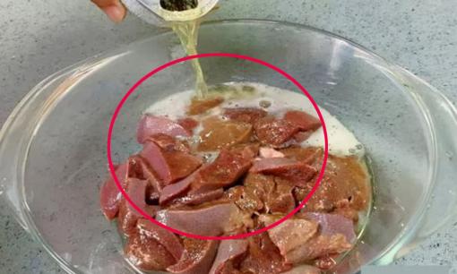 Rửa gan lợn bằng nước tương đương với việc ăn phải độc tố, đầu bếp nhà hàng dạy bạn một mẹo, gan lợn sạch độc tố