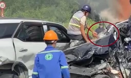 Cận cảnh nhóm người cứu tài xế mắc kẹt trong chiếc ô tô đang bốc cháy, bẹp dúm sau tai nạn liên hoàn trên cầu Phú Mỹ