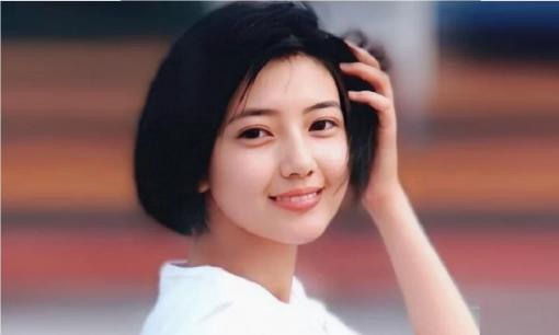 Ảnh cũ thời trung học của Cao Viên Viên bị lộ, cô giáo cho biết: Ít nhất 10 nam sinh trong lớp đuổi theo cô