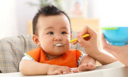 Bé mấy tháng mới được ăn muối? Ăn muối sớm có thể ảnh hưởng đến sức khỏe của bé