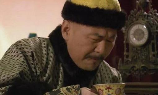 Hoàng đế buổi sáng thức dậy muốn súc miệng, cung nữ vội vàng hầu hạ. Nước súc miệng còn có thể bán lấy tiền sao?