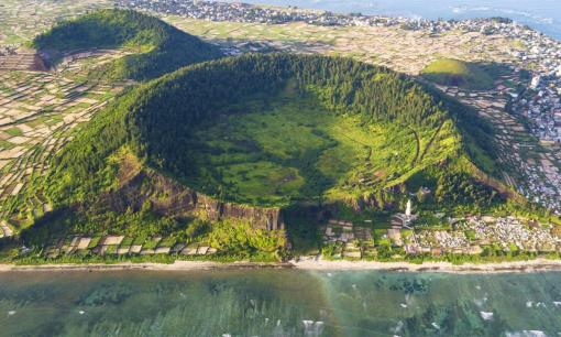 Đảo nào của Việt Nam có 2 ngọn núi lửa đã tắt?