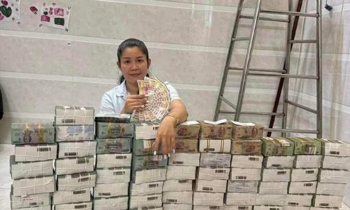 Tại sao người phụ nữ cầm 12 tờ vé số độc đắc trị giá 24 tỷ đồng không đeo mặt nạ? 