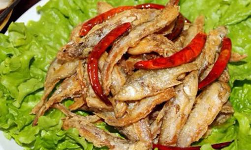 Khi chiên cá nhỏ, đừng chỉ dùng bột mì mà hãy thử thêm vào thứ này, cá sẽ vàng giòn, cắn một miếng 'tan cả xương'