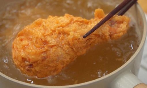 Khi chiên đùi gà bạn nhớ cho thêm 2 thứ này vào nhé! Thịt bên trong mềm và ngon ngọt, bên ngoài giòn rụm không kém gì mua ngoài hàng