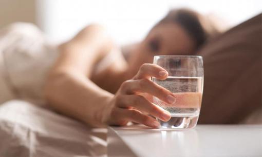 Uống nước trước khi đi ngủ buổi tối có hại hơn uống rượu? Lời khuyên: Không nên uống 'tứ loại nước' này 