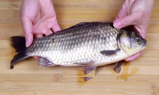 Tất cả những gì bạn cần để cạo vảy cá là một chiếc túi nhựa! Nó không bắn tung tóe hay làm bẩn tay bạn, rất nhanh chóng và sạch sẽ