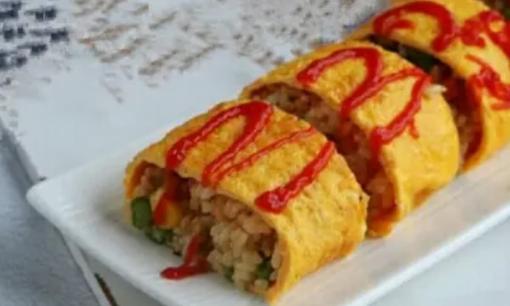 Cơm cuộn trứng tráng tự làm: Sự kết hợp hoàn hảo giữa trứng tráng và cơm chiên, thơm ngon đến bất ngờ trong miệng