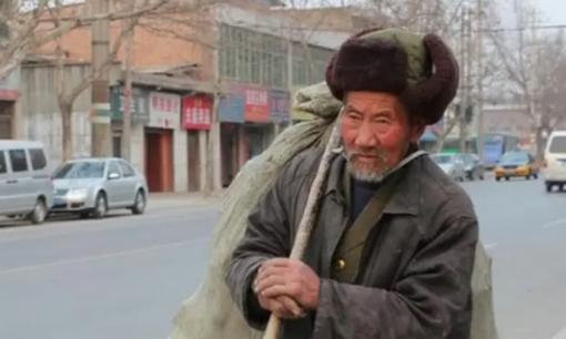 Bạn có thể kiếm được rất nhiều tiền từ việc nhặt rác không? Một ông lão ở Thẩm Dương kiếm hơn 9 tỷ đồng trong 3 năm, ông chuyên nhặt những thứ này!