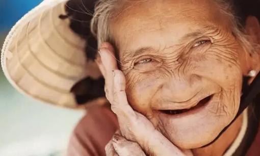 Ai sống lâu hơn, người có nhiều nếp nhăn hơn hay người có ít nếp nhăn hơn? Bác sĩ nhắc nhở: Hãy chú ý hơn đến 3 điểm này!