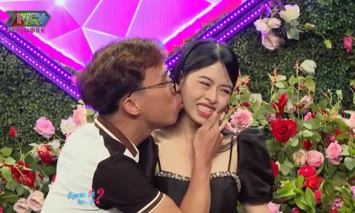 Bạn muốn hẹn hò: Nữ dược sĩ xinh đẹp chưa từng có bạn trai ngại ngùng khi được chàng trai hôn má