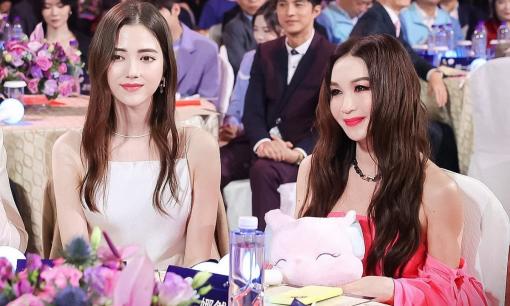 'Đát Kỷ' Ôn Bích Hà 58 tuổi và 'Đát Kỷ' Na Nhiên 27 tuổi chung khung hình, netizen: Sự khác biệt giữa 'xinh đẹp' và 'tuyệt trần'