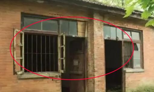 Tục ngữ có câu: 'Nhà có hai cửa thì người và tiền khó sinh tồn', vấn đề là gì?