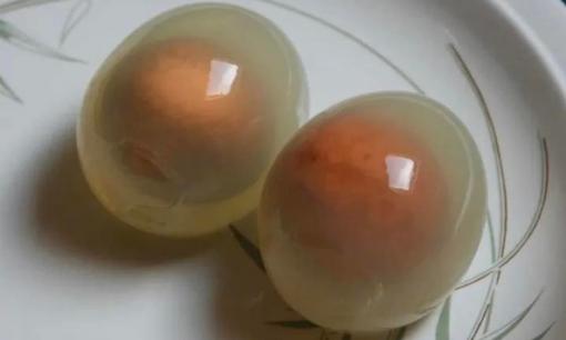 Tại sao một số quả trứng lại trong suốt khi luộc?