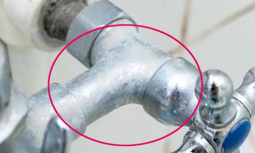 Không thể rửa sạch cặn trên vòi và vòi hoa sen? Nhỏ vài giọt này xoa nhẹ là sẽ mịn như mới ngay lập tức 