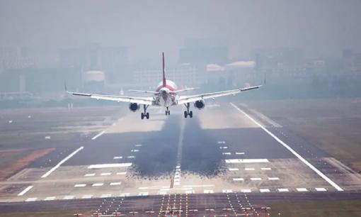 Tại sao máy bay luôn phải bay vòng quanh sân bay trước khi hạ cánh? Sau khi hạ cánh lại có ô tô 'dẫn đường'