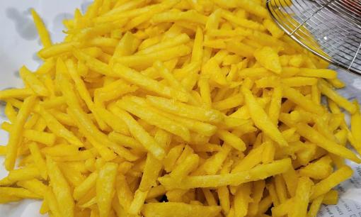 Khoai tây chiên để giòn rụm, ngon hơn ngoài hàng khi tẩm bột cần chú ý gì?