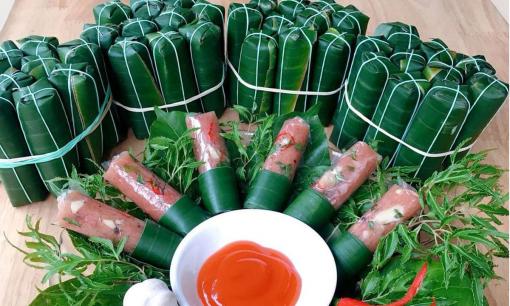 Tại sao lại cho lá đinh lăng vào khi gói nem chua?