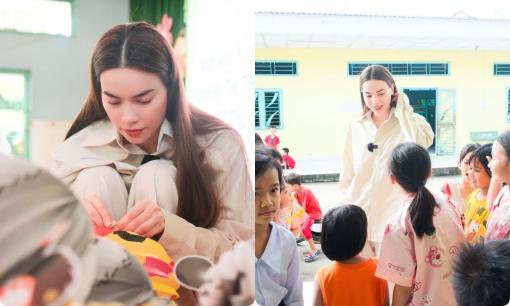 Hồ Ngọc Hà cùng mẹ trao tặng 400 phần quà Trung thu cho trẻ em, mặt mộc gây chú ý