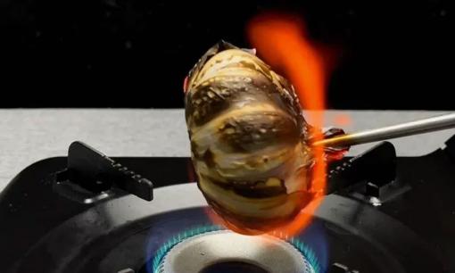 Cho tỏi vào lửa và nướng đơn giản theo phương pháp cổ điển, vừa tiết kiệm tiền lại thơm ngon, rất thiết thực!