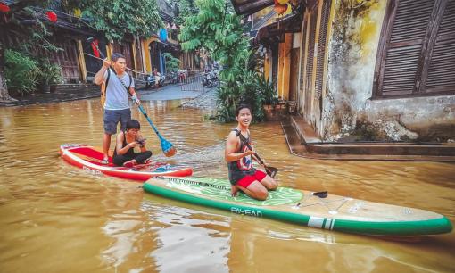 Kinh nghiệm sống còn khi đi du lịch mùa mưa lũ