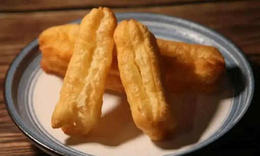 Cách làm quẩy chiên giòn, thơm ngon, không cứng khi để nguội