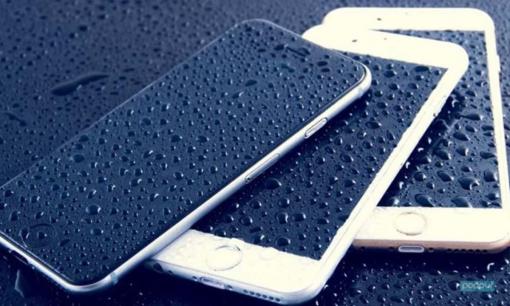 Tôi nên làm gì nếu điện thoại của tôi bị ngâm trong nước? Chuyên gia dạy bạn phương pháp sơ cứu vàng 4 bước để tránh mất hết dữ liệu