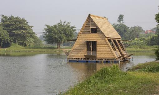 Nhà tre nổi trên mặt nước, công trình sáng tạo tuyệt vời cho người dân vùng sông nước, thường xuyên bị mưa lũ
