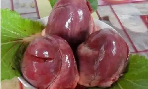 Đó là phần “bổ dưỡng nhất” của con lợn, không phải ai cũng mua nên người bán thịt thường giữ lại cho mình