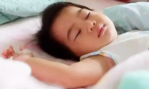 Cha mẹ nên chú ý đến việc ngủ của con! Chỉ khi đầu hướng về 'hướng' này thì bé mới ngủ ngon và trí não sẽ thông minh hơn?