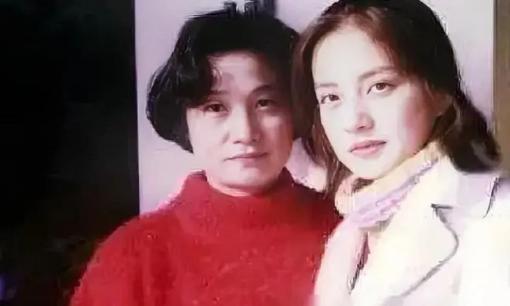 Cuộc sống hiện tại của mẹ Triệu Vy: Con gái nổi tiếng bị cấm sóng, chồng cũng qua đời, con trai ly hôn nhưng mất một nửa tài sản