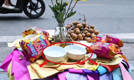 Đặt gạo muối lên bàn thờ khi nào?