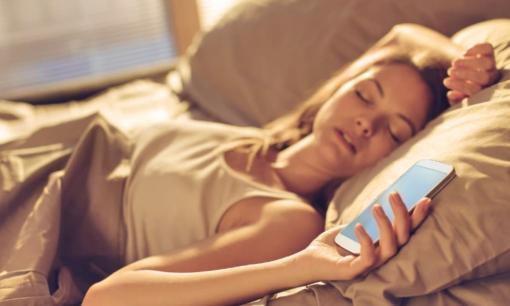 Tại sao không nên để điện thoại ở đầu giường khi ngủ? Không phải do bức xạ, mà là lý do này, hầu hết mọi người không biết
