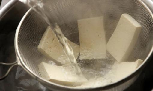 Để đậu phụ không bị nát, nên dùng nước lạnh hay nước nóng để chần