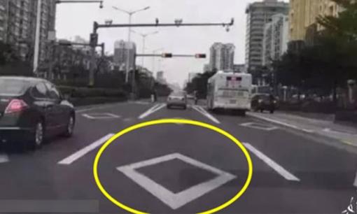 Vạch kẻ đường hình con thoi có ý nghĩa gì?