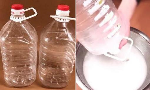 Hai mẹo làm sạch nhanh chóng các chai dầu ăn đã hết để tái sử dụng, rất thiết thực và tiết kiệm 