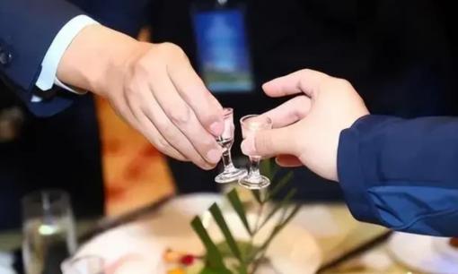 Trong bữa tiệc tối, nếu có ai đó dùng 'bàn tay hiến tế' nâng cốc chúc mừng bạn, đừng khách sáo, hãy dùng 3 chiêu này để đánh trả ngay lập tức!