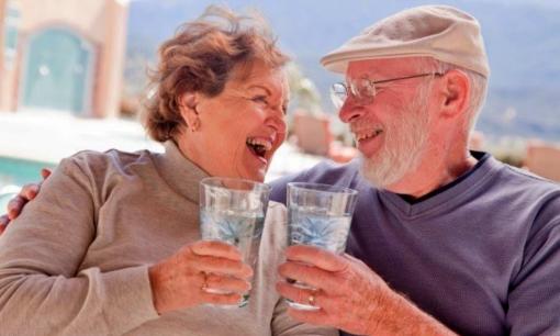 Bác sĩ nhấn mạnh: Người già trên 70 tuổi thà không uống nước và cảm thấy khát còn hơn uống nước vào 4 giờ này, đừng coi thường