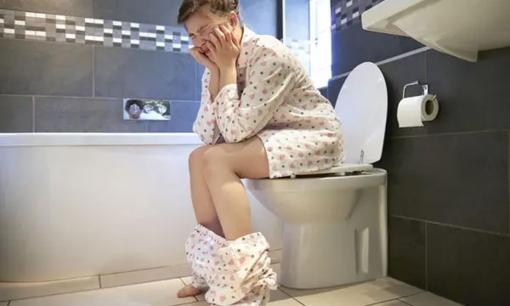 Đi đại tiện 3 lần một ngày hay 3 ngày một lần, cái nào gây ung thư ruột? 4 triệu chứng cảnh báo ung thư ruột, bạn nên chú tâm